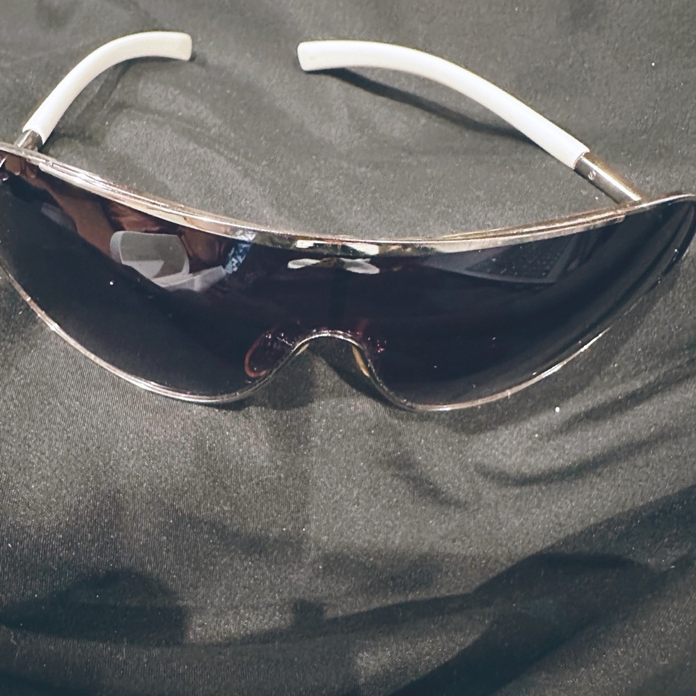 Never Worn Guess Sunglasses Silver Frames with White Arms - Picture 3 of 6